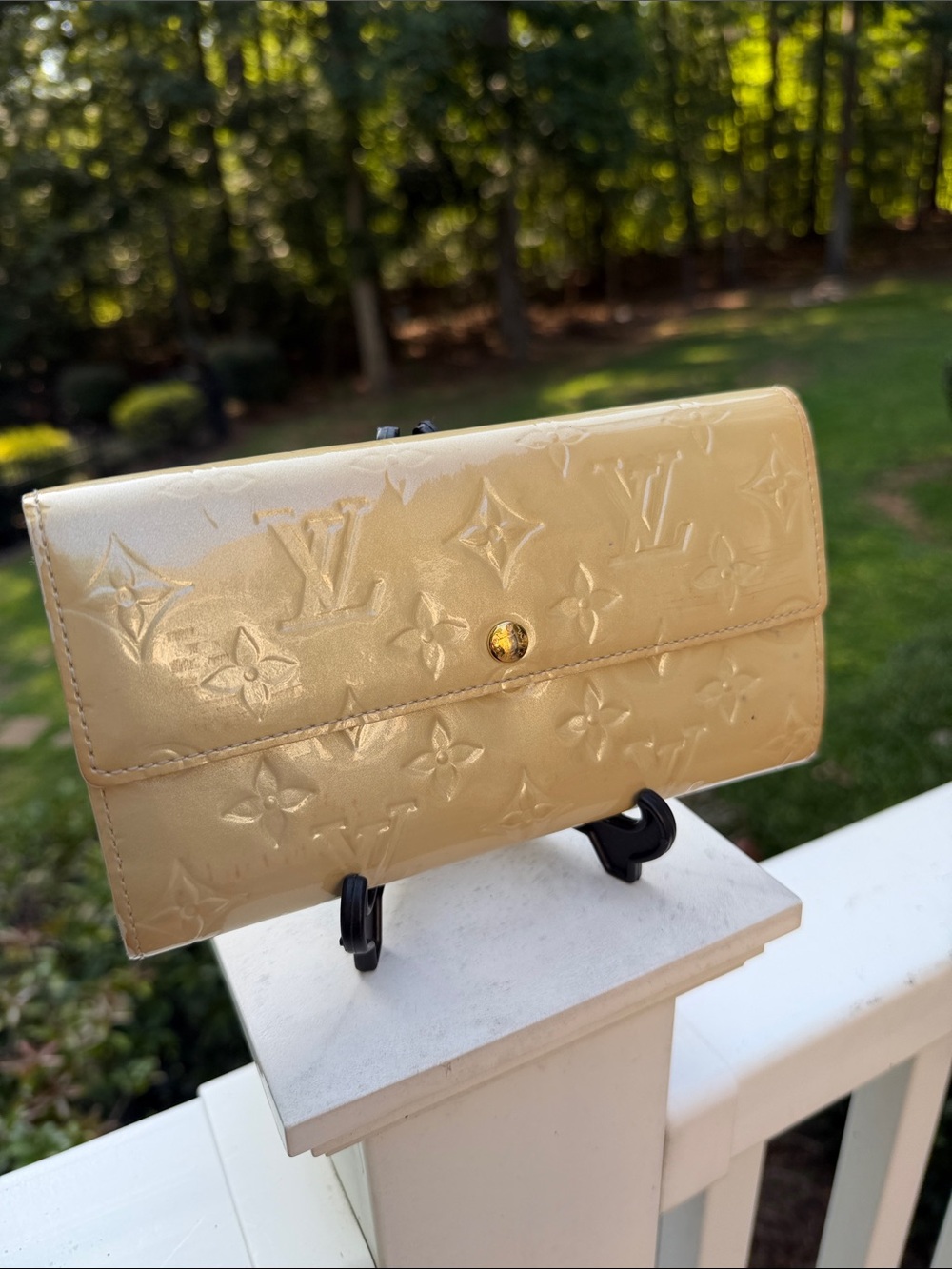 Louis Vuitton Shiny Cream Vernis Monogram Wallet with Gold Button - Picture 13 of 17